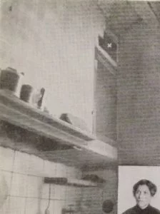 Enriqueta'nın mutfağında, kemikleri sakladığı gizli bölme.