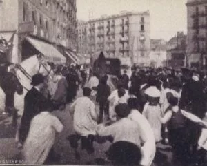 Tutuklandıktan sonra halk, Enriqueta Marti'yi linç etmek istiyor.