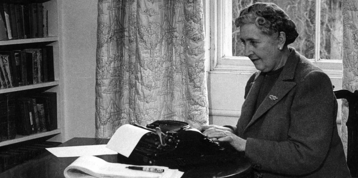 Agatha Christie, daktilo başında...