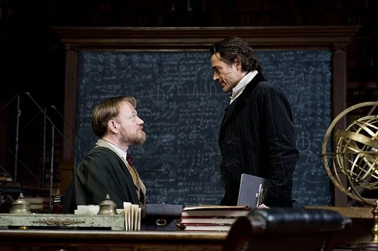 "Sherlock" filminden. Profesör Moriarty ve Holmes karşı karşıya...