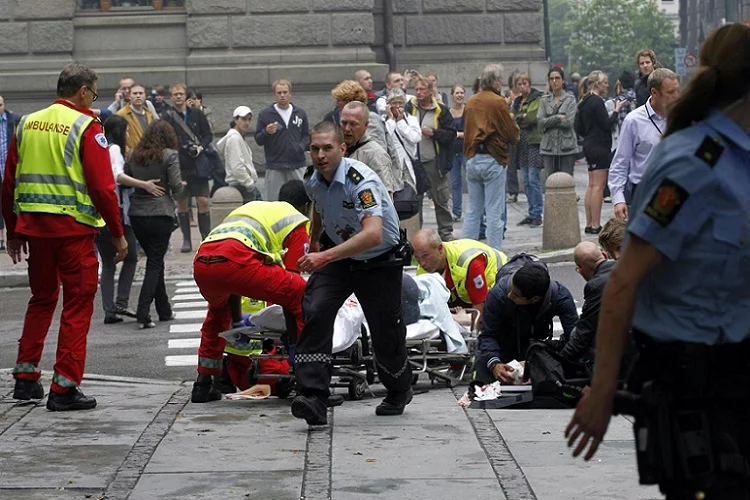 2011'de Norveç'te düzenlenen saldırı sonrasını yansıtan bir kare...