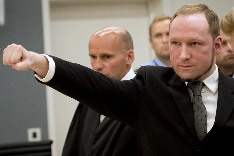"Yüzyılın canavarı" Anders Behring Breivik, duruşma sırasında Neo-Nazi selamı verirken...