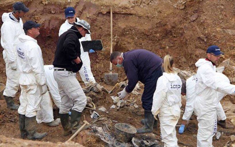 Bosna Hersek’in güneyindeki Kalinovik kentine bağlı Dobro Polje’de, ülkede 1992-1995’te yaşanan savaşta öldürülen sivillere ait olduğu tahmin edilen kemik kalıntılarının bulunduğu yeni bir toplu mezar daha 2021’de tespit edildi.